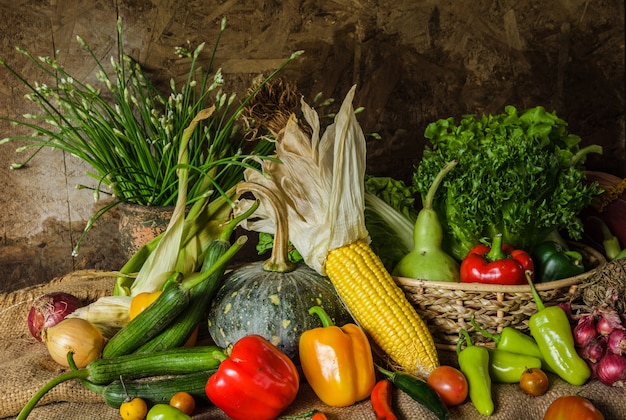 Ainda vida vegetais, ervas e frutas.