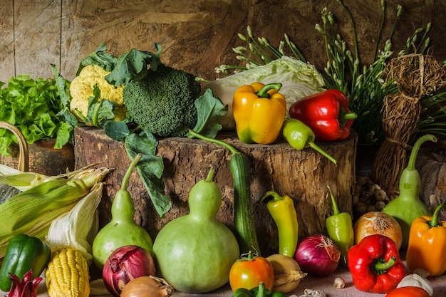 Ainda vida vegetais, ervas e frutas.