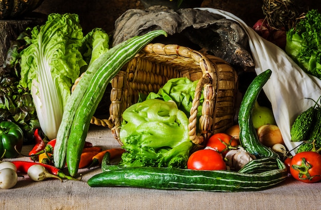 Ainda vida vegetais, ervas e frutas.