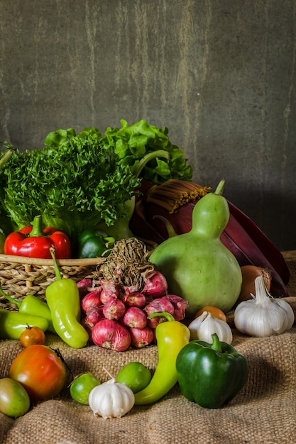 Ainda vida vegetais, ervas e frutas.