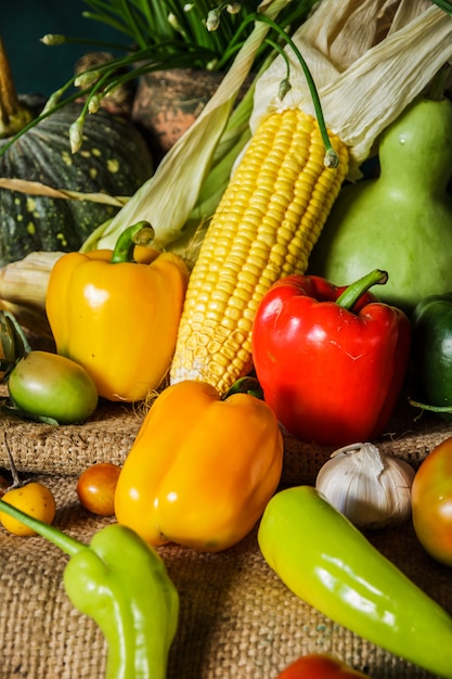 Foto ainda vida vegetais, ervas e frutas.