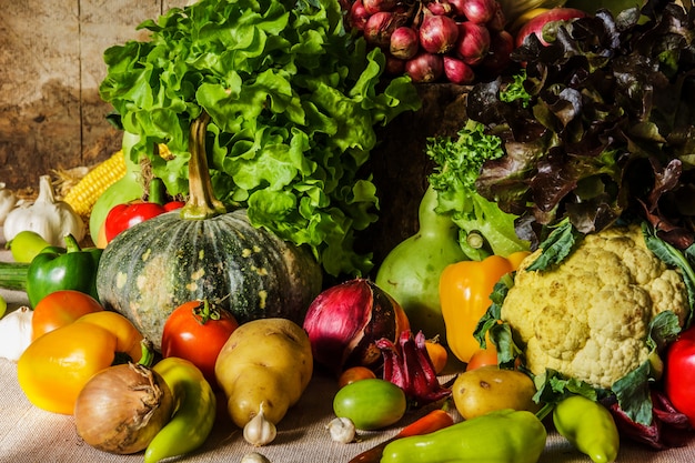 Ainda vida vegetais, ervas e frutas.