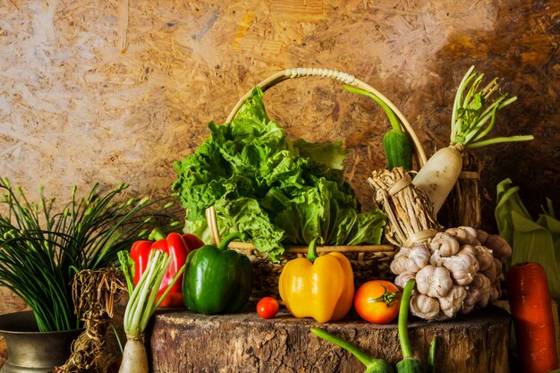 Ainda vida vegetais, ervas e frutas.