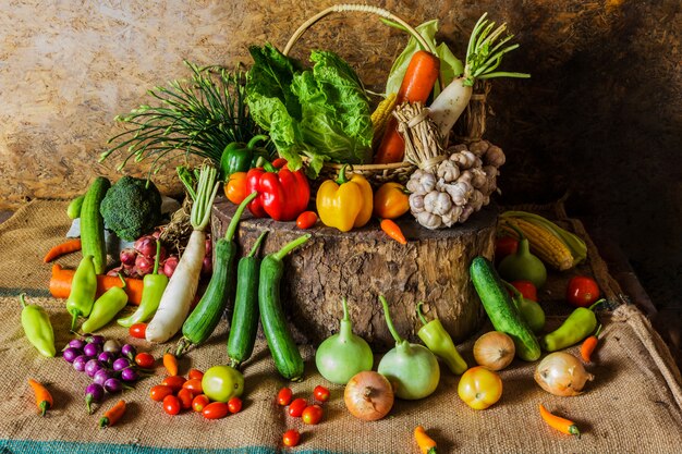 Ainda vida vegetais, ervas e frutas.