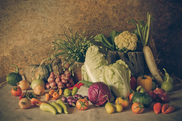 Ainda vida vegetais, ervas e frutas.