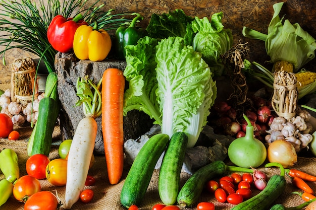 Ainda vida vegetais, ervas e frutas.