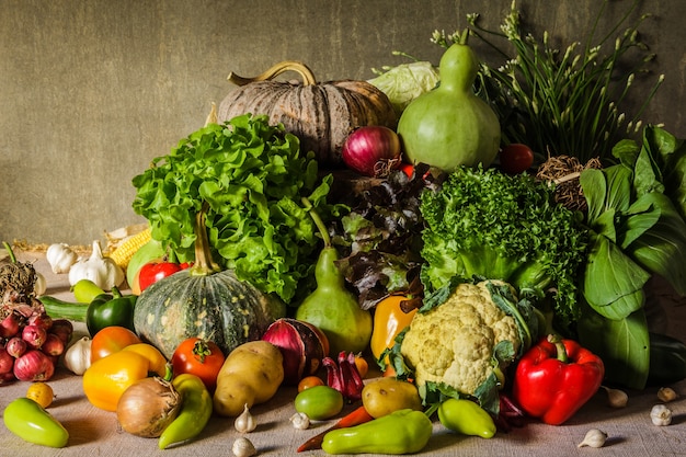 Ainda vida vegetais, ervas e frutas.