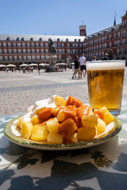 Aioli e batatas bravas na Plaza Mayor em Madrid, Espanha