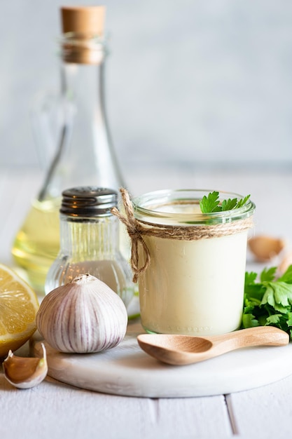 Aioli-Sauce auf einem selektiven Fokus auf weißem Holzhintergrund