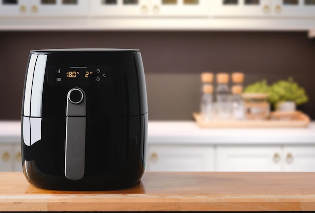 Foto air fryer máquina de cocción de patatas fritas en la cocina estilo de vida de la nueva cocina normal