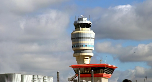 Air Traffic Tower mit Flugzeug