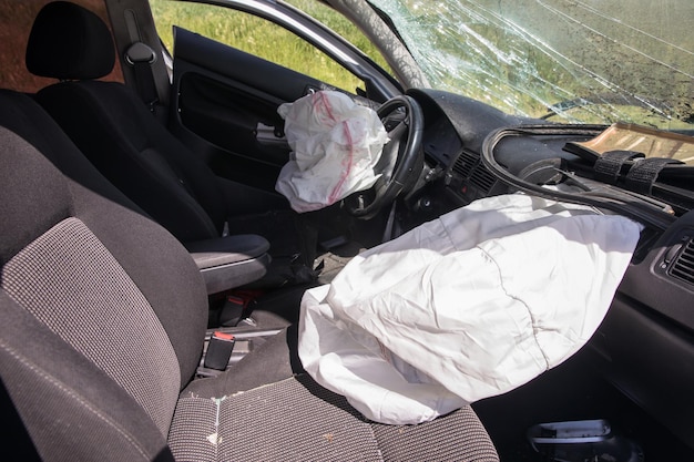Airbag bei einem Autounfall explodiert