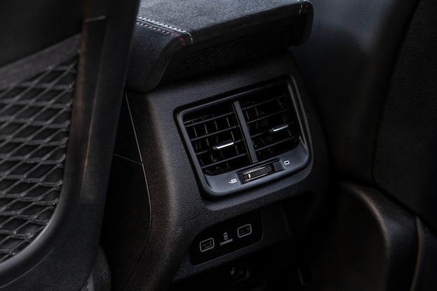 Aire acondicionado de coche vista cercana. El aire acondicionado fluye dentro del automóvil. Detalle del interior del coche. Conductos de aire.