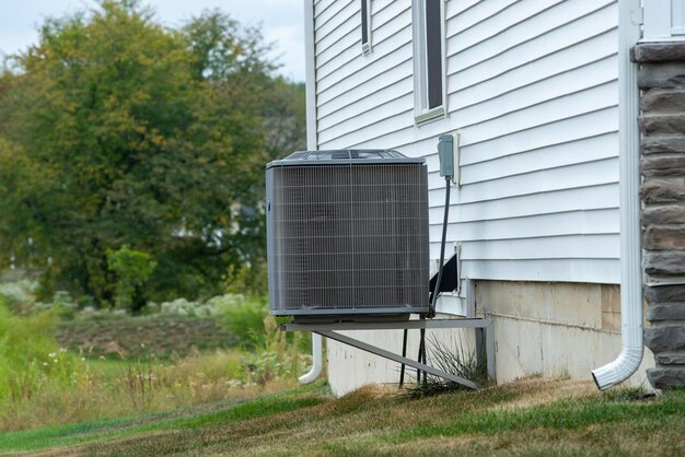 aire acondicionado instalado cerca de la casa