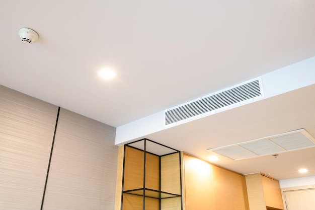 Aire acondicionado tipo casete montado en el techo y luz de lámpara moderna en aire acondicionado de conducto de techo blanco para el hogar o la oficina