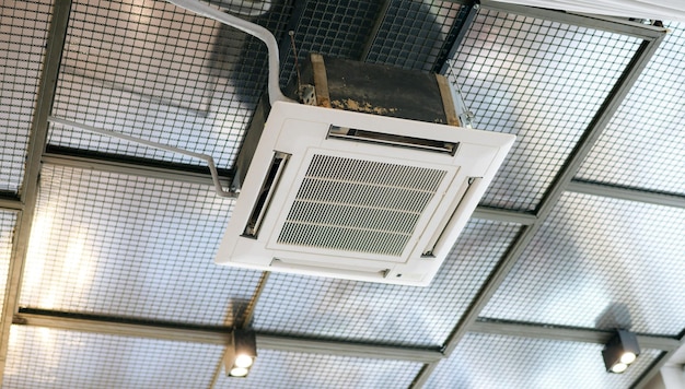 Aire acondicionado tipo casete montado en el techo para salas grandes sala de exposiciones Cafetería moderna