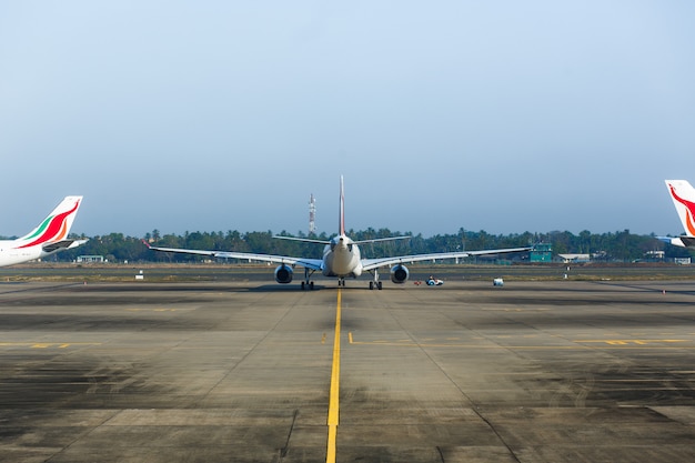 Airplaine am Flughafen, der zum Flug sich vorbereitet