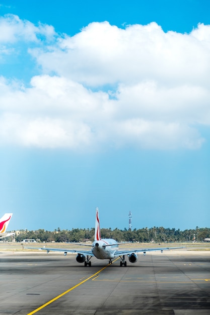 Airplaine am Flughafen, der zum Flug sich vorbereitet