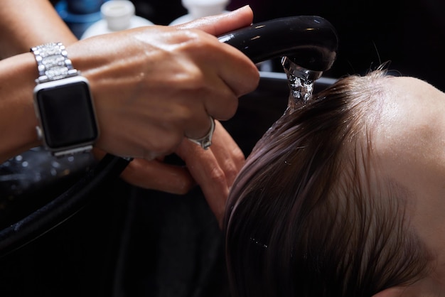 Airtouch Hair stylist faz bouffant usando pente em mechas finas Técnica Shatush para clarear o cabelo