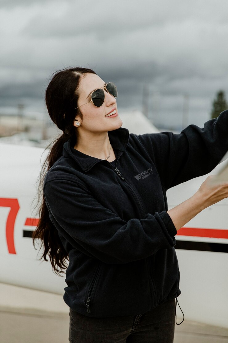 Foto airwoman fazendo uma verificação preflight