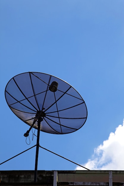 Aislado del satélite negro con cielo soleado