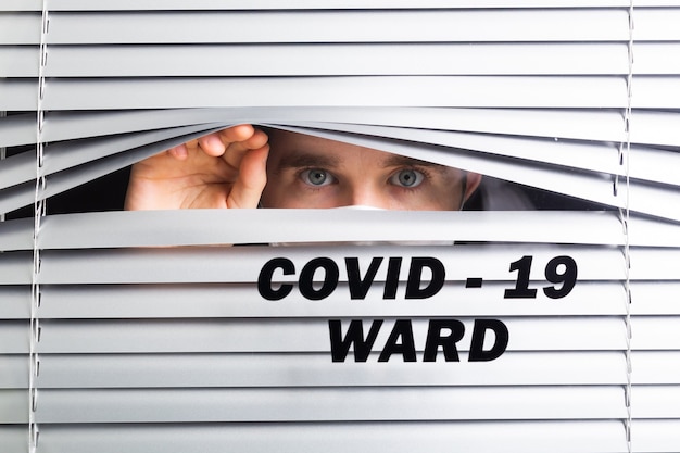 Aislamiento de un paciente solo en la habitación con la esperanza de recibir tratamiento para la pandemia de coronavirus COVID-19