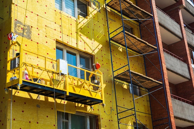 Aislamiento de las paredes de un edificio de varios pisos construcción de un edificio de varios pisos