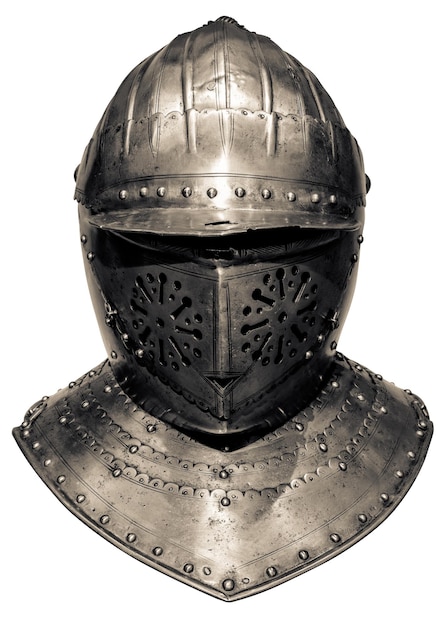 Aislamiento de una visera de casco medieval y gorjal de una armadura sobre un fondo blanco.