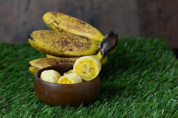 Aislante dulce de la fruta de plátano de oro en la hierba verde