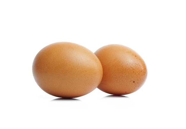 Aislar dos huevos de gallina sobre fondo blanco.