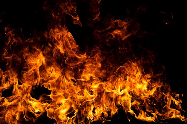 Aislar la llama de fuego sobre fondo negro quemar llamas textura abstracta diseño de arte para el patrón de fuego flam