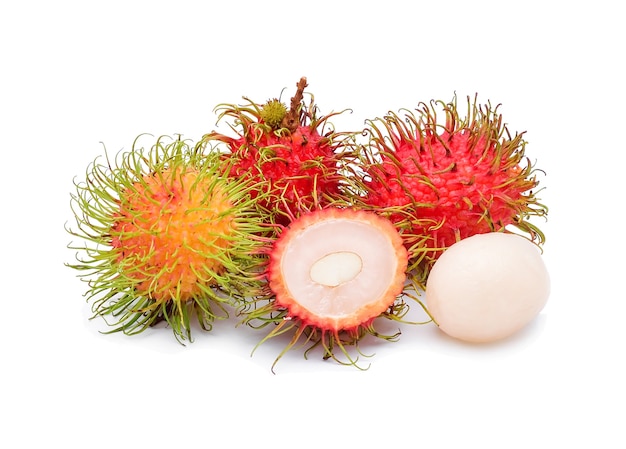 Aislar de rambután fresco en blanco