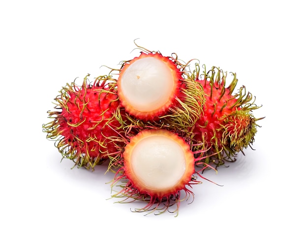 Aislar de rambután fresco sobre fondo blanco.