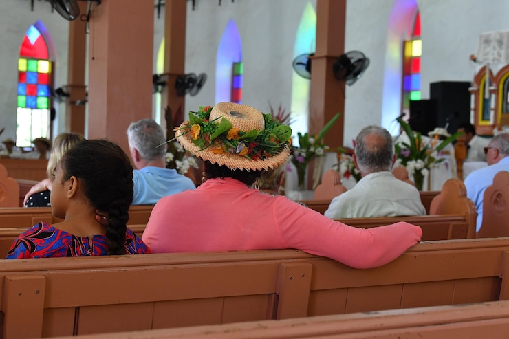 Foto aitutaki ilha cook agosto 27 2017 pessoas locais na missa cristã vestindo trajes tradicionais coloridos da polinésia