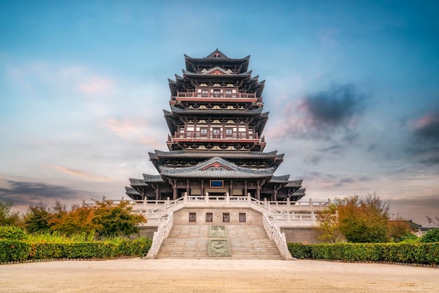 Ajardine a vista da rua de edifícios antigos na cidade de Suqian China