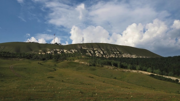 Ajardine a vista das antigas montanhas e rochas da estância turística de Kislovodsk. Cáucaso, Rússia