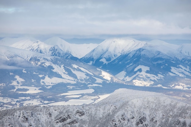 Ajardine a vista panorâmica das montanhas nevadas do tatra do inverno