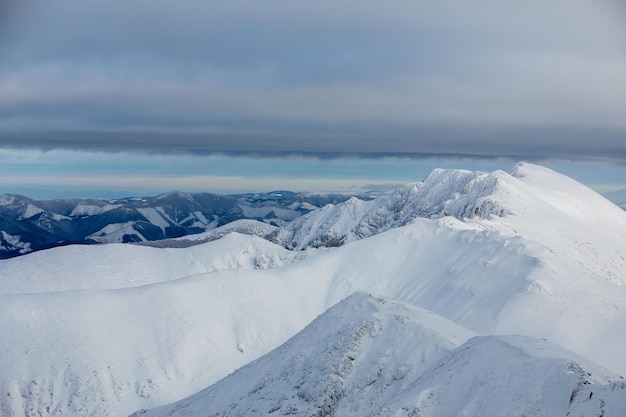 Ajardine a vista panorâmica das montanhas nevadas do tatra do inverno