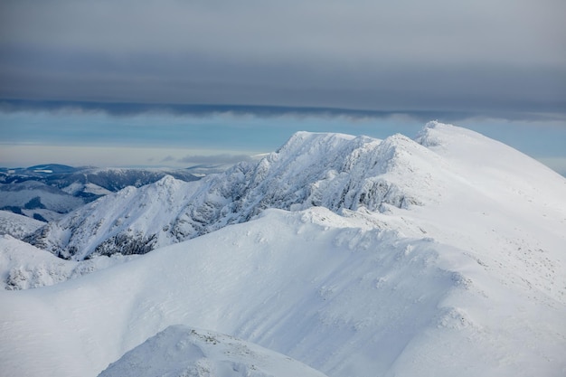 Ajardine a vista panorâmica das montanhas nevadas do tatra do inverno