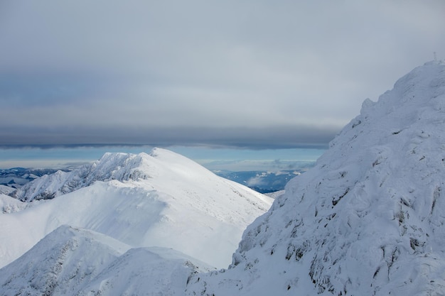 Ajardine a vista panorâmica das montanhas nevadas do tatra do inverno