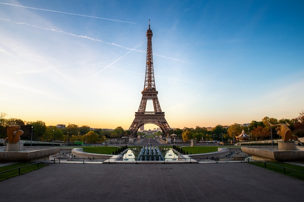 Ajardine a vista panorâmica na torre Eiffel e estacione durante o dia ensolarado em Paris, França. Viagens e férias.