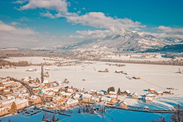 Ajardine com Alpine Mountains da vila da cidade de Gruyeres na Suíça no inverno