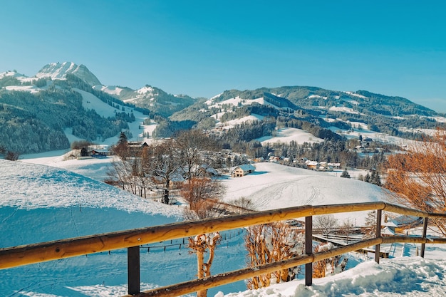 Ajardine com Alpine Mountains da vila da cidade de Gruyeres na Suíça no inverno