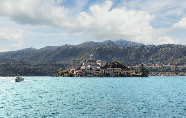 Ajardine la isla Isola San Giulio en el lago Orta en Italia