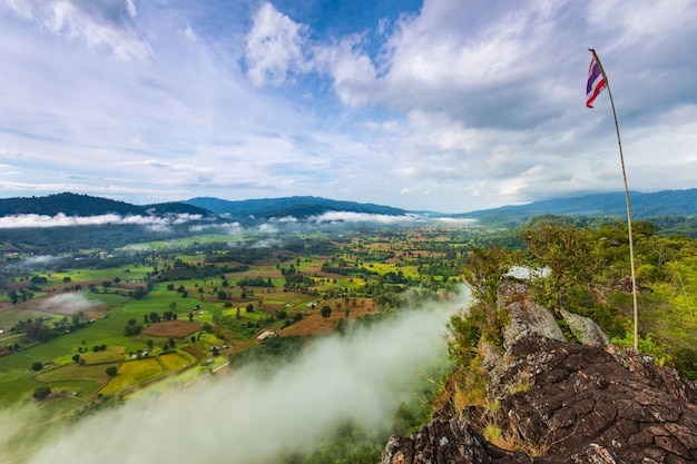 Ajardine el mar de la niebla en la alta montaña en Nakornchoom, provincia de Phitsanulok, Tailandia.