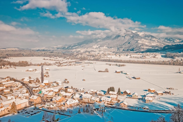 Ajardine con las montañas alpinas del pueblo de la ciudad de Gruyeres en Suiza en invierno