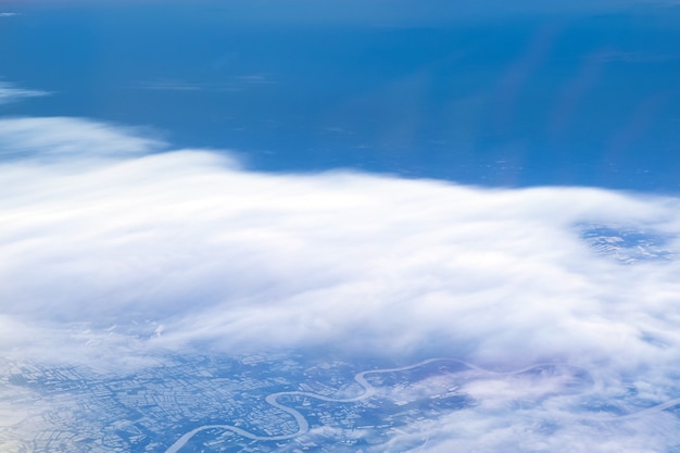 Ajardine o céu como visto de um avião ou vista aérea