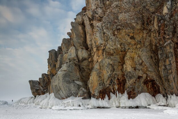 Ajardine con las ondas congeladas en las rocas, Nápoles, bloques de hielo, en el lago Baikal, invierno, cielo azul.