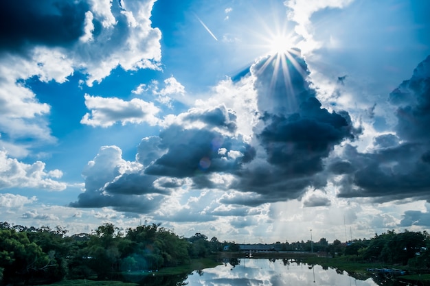 Ajardine el río con las nubes de lluvia, paisaje hermoso, río Tailandia de la luna.