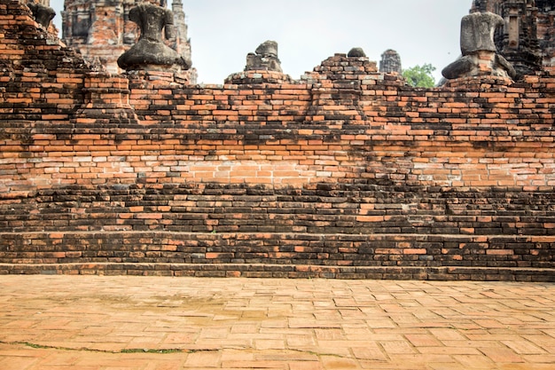 ajardine la vieja arquitectura en el templo antiguo en Tailandia.